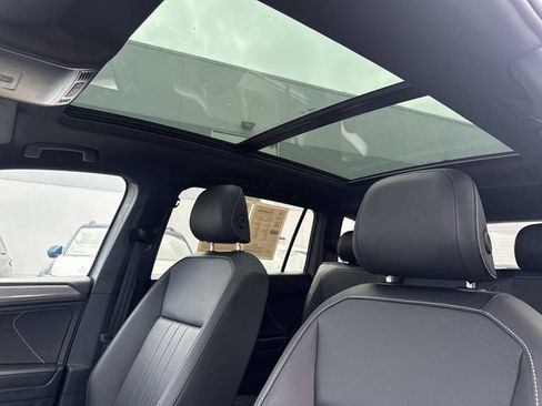 Certified 2023 Volkswagen Tiguan SE R-Line FWD image 17