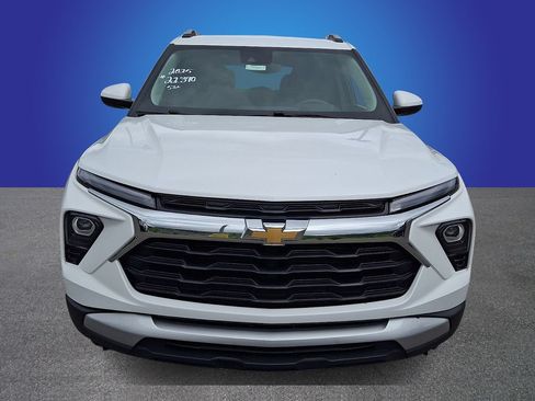 Used 2025 Chevrolet TrailBlazer LT AWD/4WD image 2