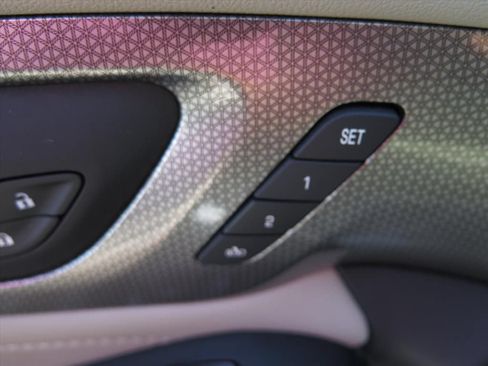 Used 2023 Chevrolet Traverse Premier FWD image 10