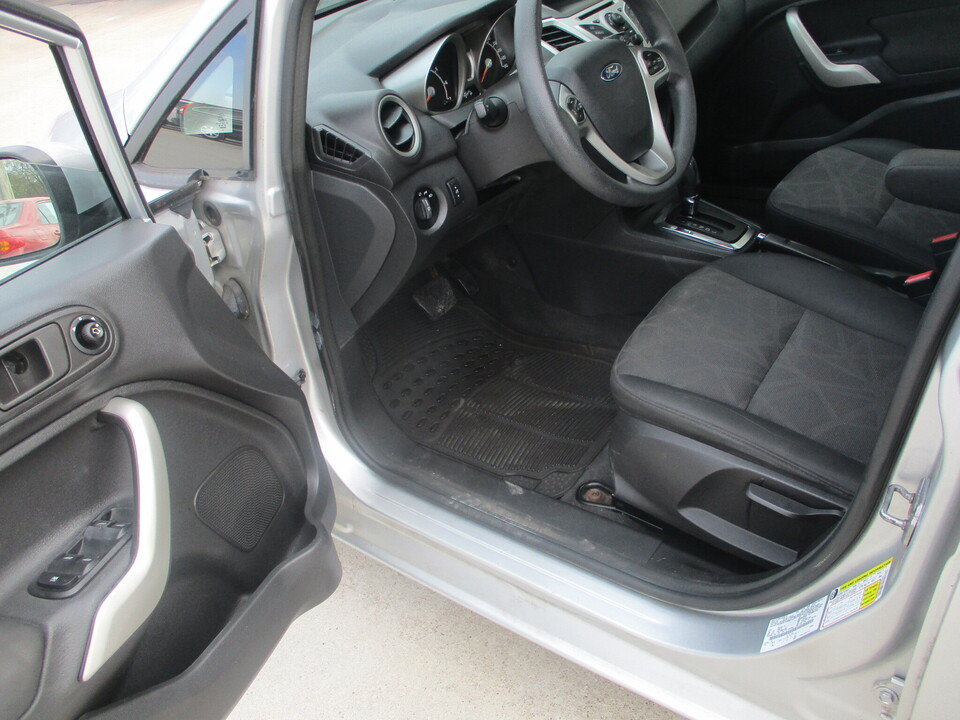 Used 2013 Ford Fiesta SE FWD image 23