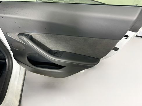 Used 2022 Tesla Model Y Long Range AWD/4WD image 29