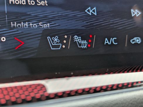 Used 2025 Chevrolet Traverse RS image 4