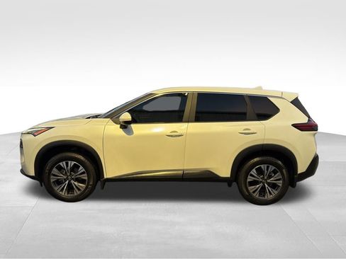 Used 2023 Nissan Rogue SV image 2