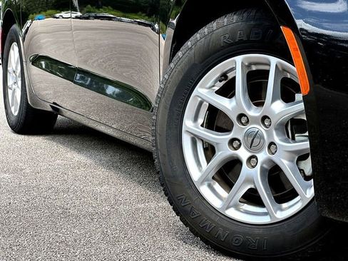 Used 2023 Chrysler Pacifica Touring-L FWD image 2