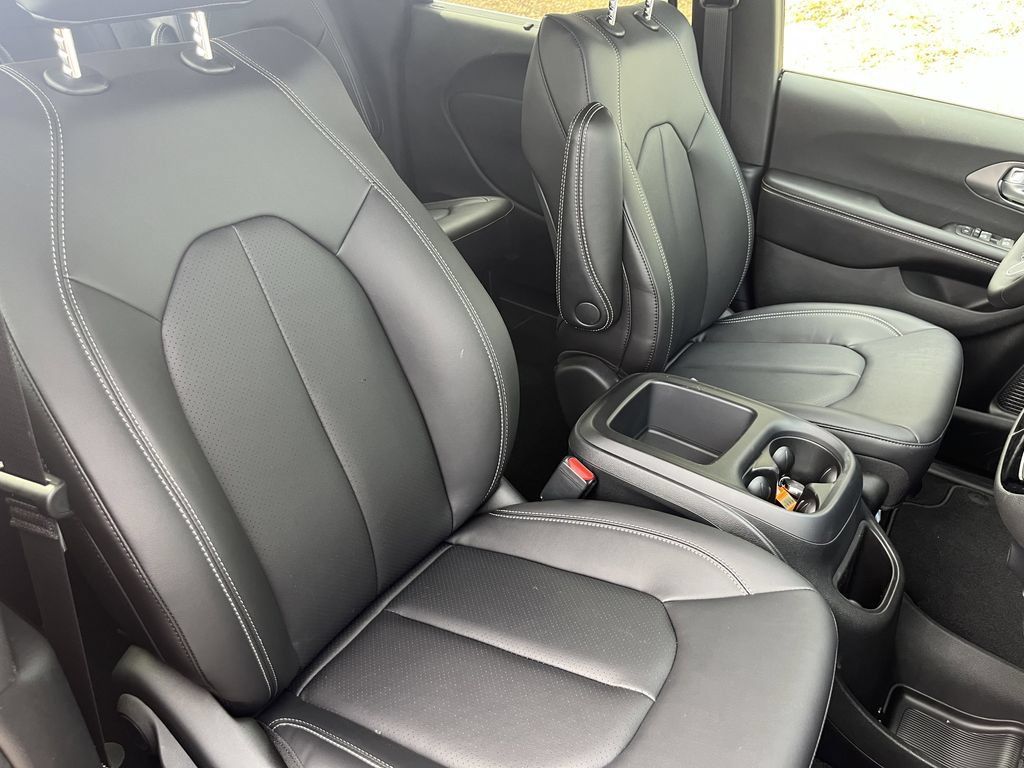 New 2026 Chrysler Pacifica Select FWD image 30