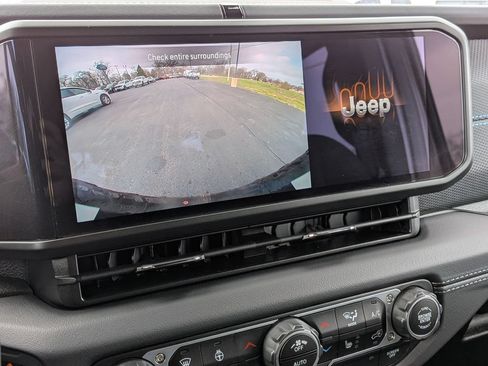 Used 2025 Jeep Wrangler Unlimited Rubicon 4xe w/ Convenience Group AWD/4WD image 17