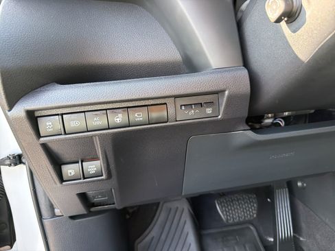 Used 2025 Toyota Sienna Platinum AWD/4WD image 32