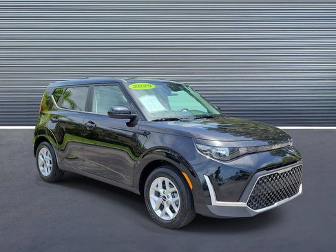 Used 2025 Kia Soul LX w/ LX Technology Package FWD image 2