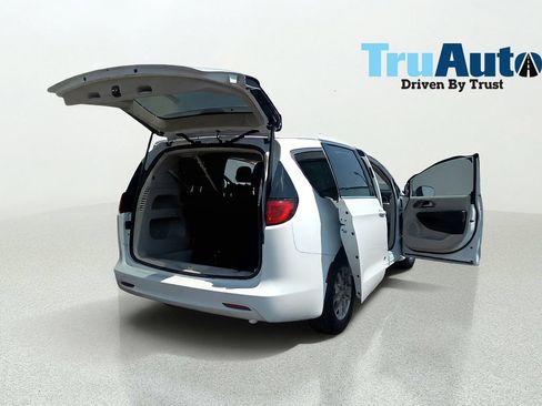 Used 2023 Chrysler Voyager LX FWD image 15