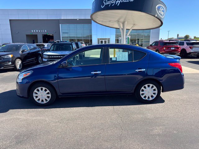 Used 2019 Nissan Versa SV FWD image 2