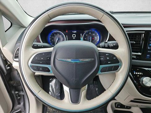 Used 2020 Chrysler Pacifica Limited image 13