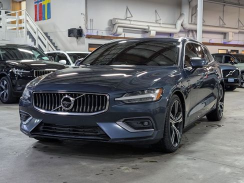 Used 2019 Volvo V60 T6 Inscription image 3