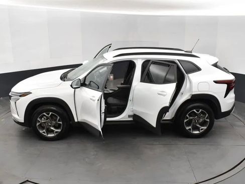 Used 2025 Chevrolet Trax LT w/ LT Convenience Package FWD image 7