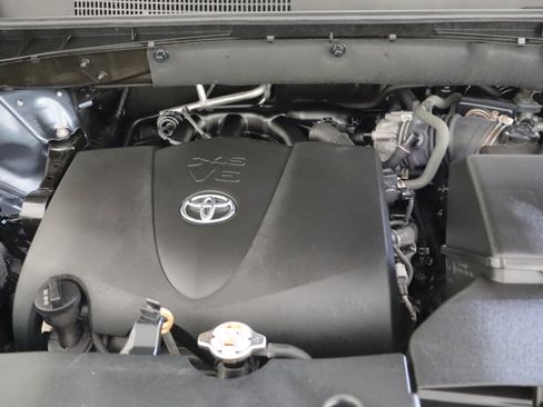Used 2019 Toyota Highlander XLE AWD/4WD image 18