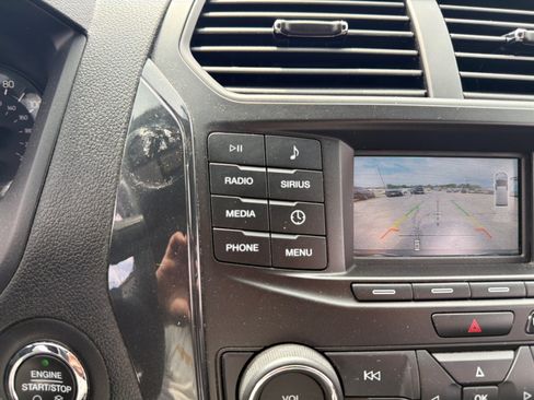 Used 2018 Ford Explorer XLT FWD image 25