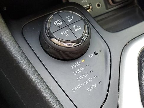 Used 2016 Jeep Cherokee Trailhawk AWD/4WD image 17
