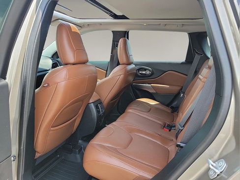 Used 2019 Jeep Cherokee Overland w/ Technology Group AWD/4WD image 9