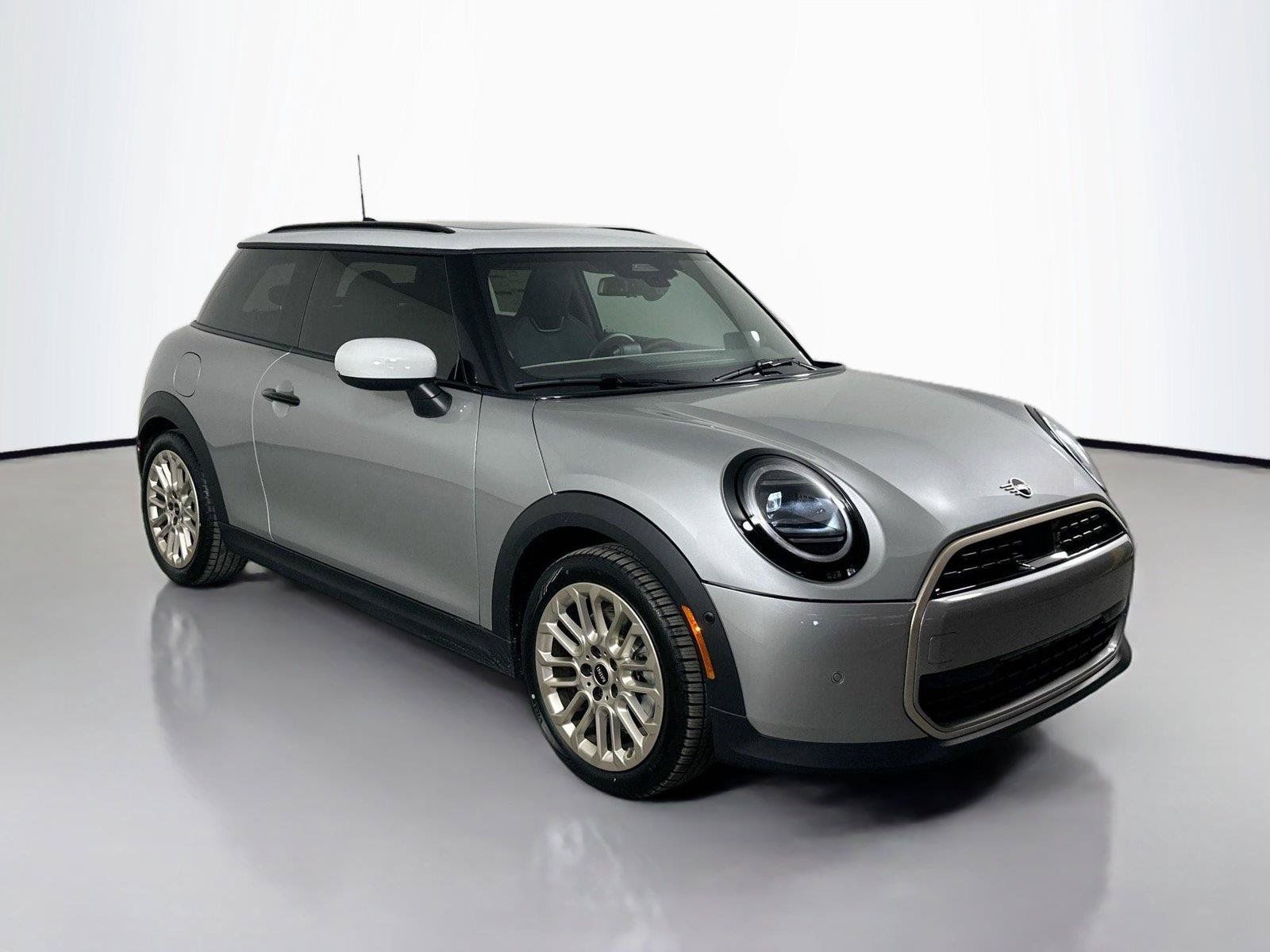 Used 2025 MINI Cooper 2-Door Hardtop FWD image 3