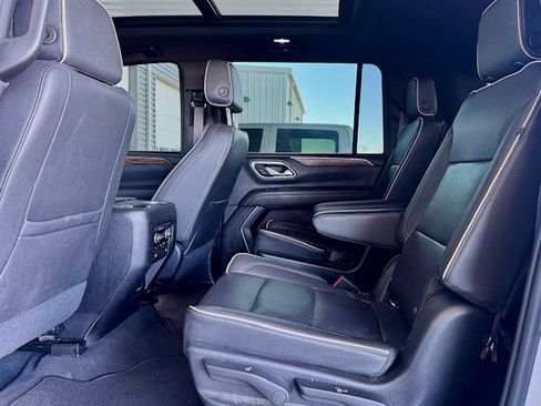 Used 2021 Chevrolet Suburban Premier w/ Premium Package image 7