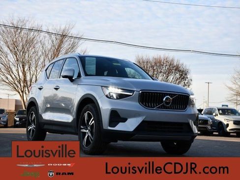 Used 2025 Volvo XC40 B5 Core image 1