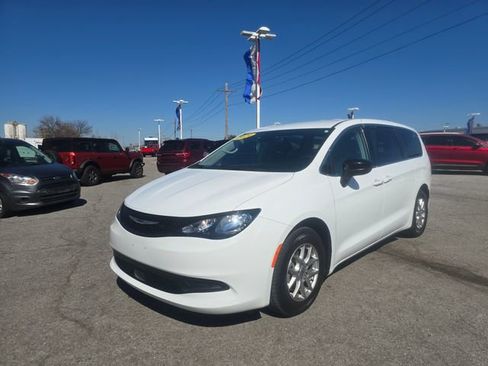 Used 2024 Chrysler Voyager LX image 10