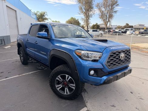 Used 2017 Toyota Tacoma TRD Off-Road AWD/4WD image 5