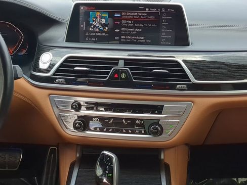 Used 2021 BMW 750i xDrive w/ Executive Package image 17