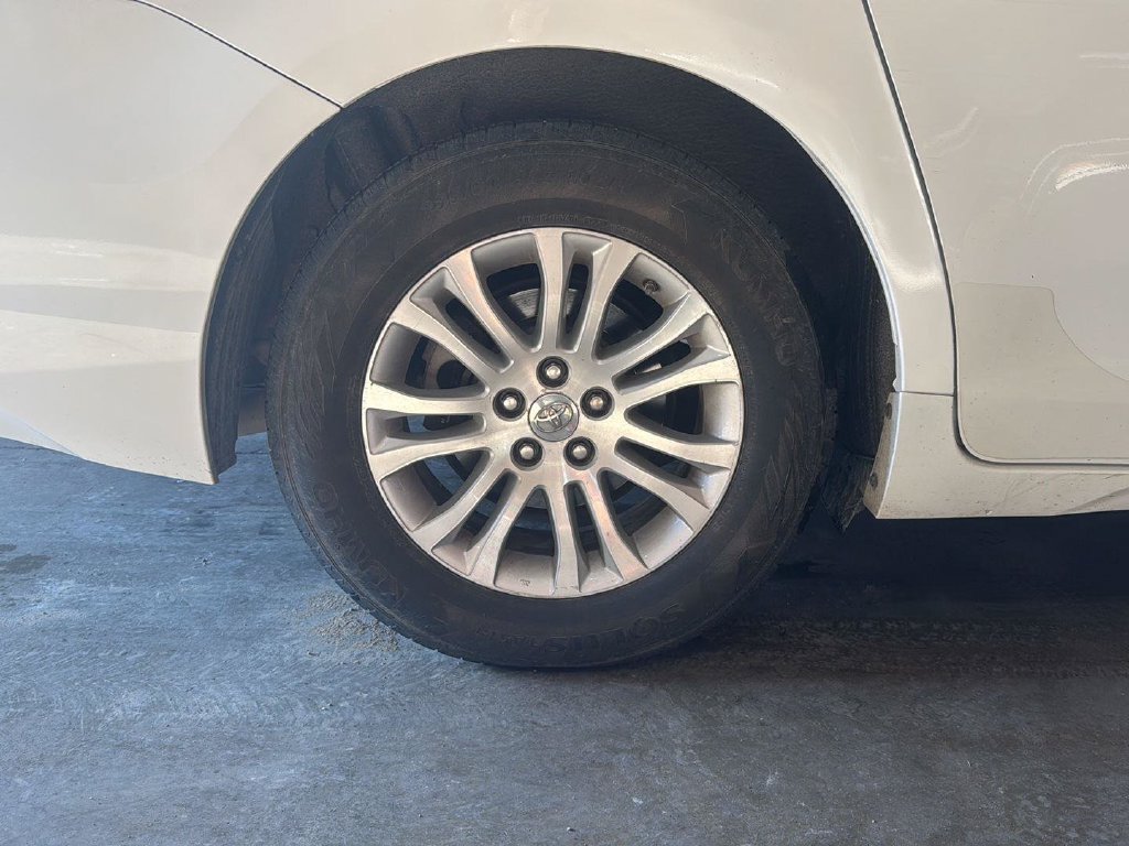 Used 2014 Toyota Sienna XLE w/ Entertainment Package FWD image 16