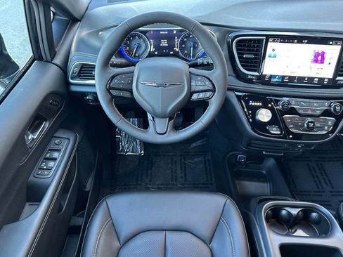 New 2026 Chrysler Pacifica Select image 16