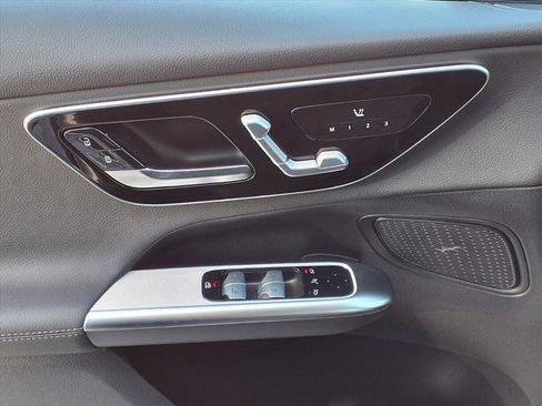 Used 2025 Mercedes-Benz GLC 300 image 13