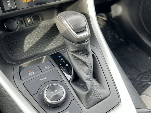 Used 2021 Toyota RAV4 XLE Premium image 23