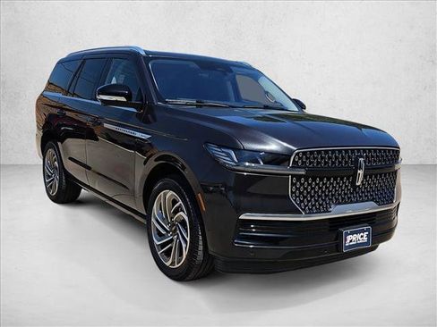 Used 2025 Lincoln Navigator Reserve AWD/4WD image 11