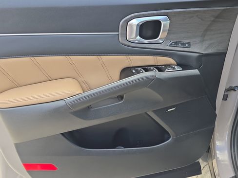 Used 2025 Kia Sorento SX Prestige w/ Olive Brown Leather Package image 19