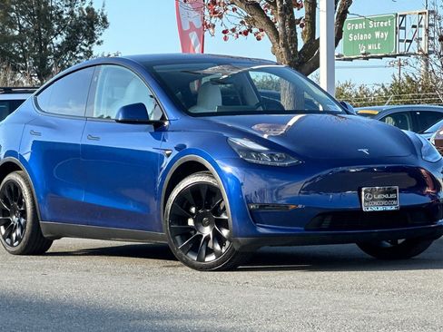 Used 2025 Tesla Model Y Long Range image 2
