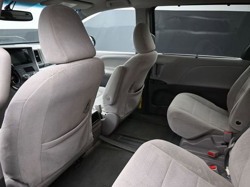 Used 2015 Toyota Sienna LE image 23