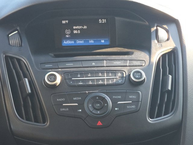 Used 2017 Ford Focus SE w/ SE Winter Package FWD image 9