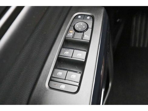 Used 2025 Nissan Pathfinder SV image 19