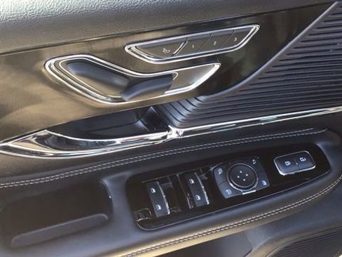 Used 2022 Lincoln Corsair Standard w/ Premium Package image 17