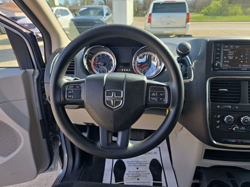 Used 2018 Dodge Grand Caravan SE w/ UConnect Hands-Free Group image 12