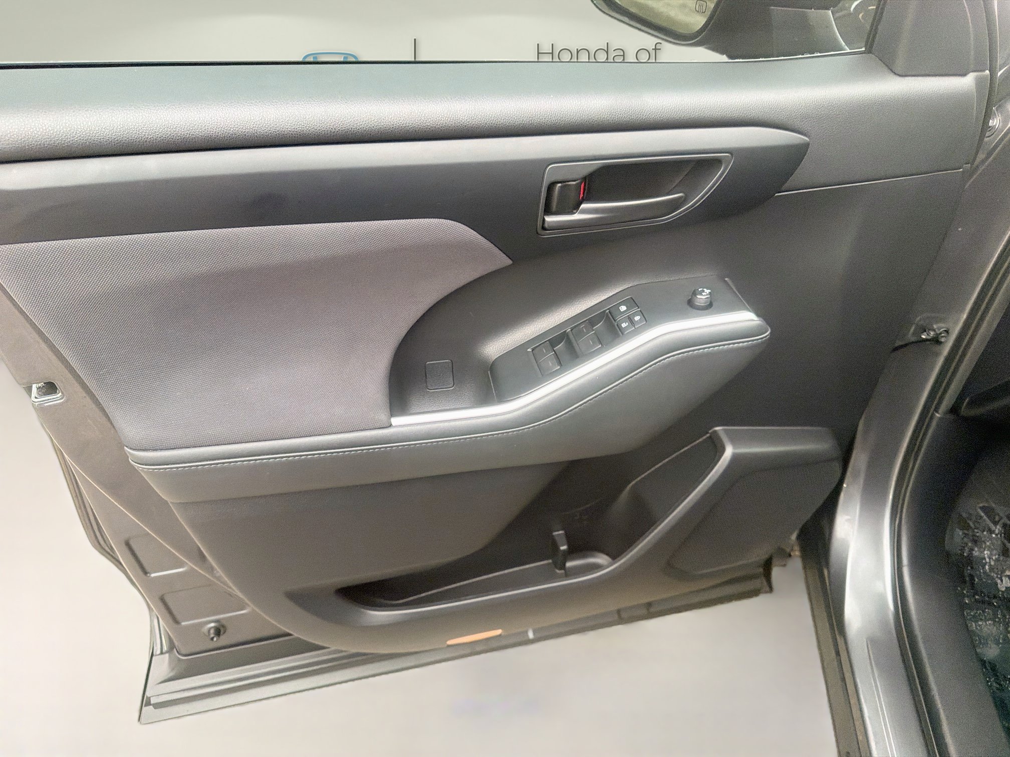 Used 2020 Toyota Highlander L FWD image 19