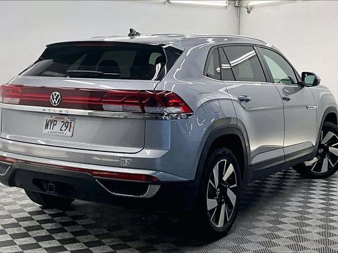 Used 2024 Volkswagen Atlas Cross Sport SE FWD image 12
