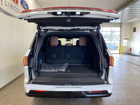 New 2026 Lincoln Navigator L Reserve image 9