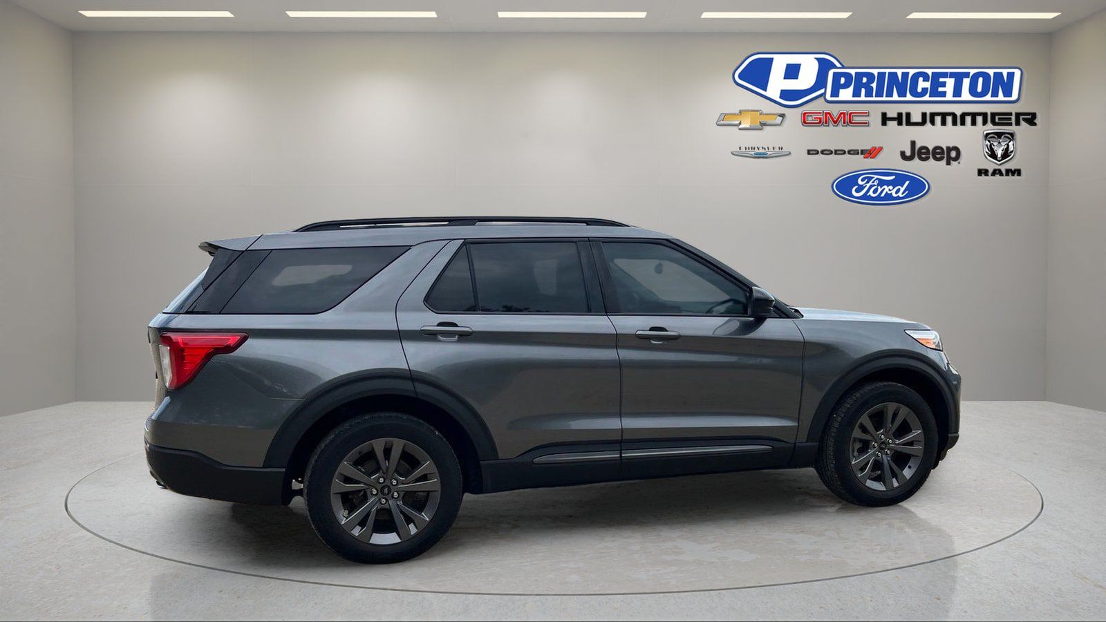 Used 2024 Ford Explorer XLT w/ Equipment Group 202A AWD/4WD image 8