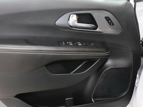 Used 2025 Chrysler Pacifica Select image 22