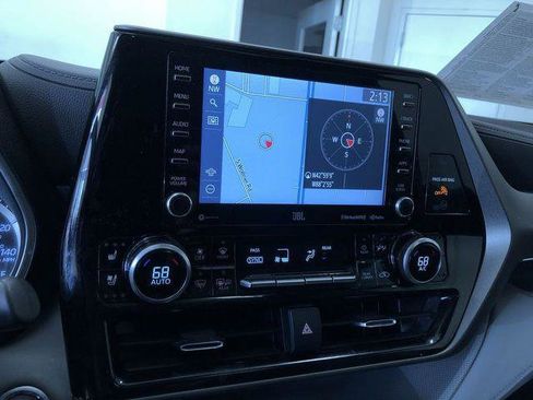 Certified 2021 Toyota Highlander Limited FWD image 28