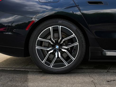 Used 2025 BMW i7 xDrive60 AWD/4WD image 36