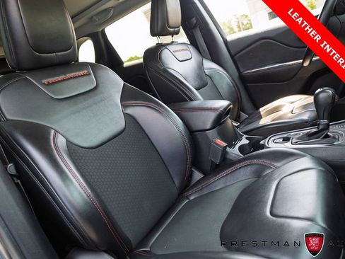 Used 2019 Jeep Cherokee Trailhawk w/ Comfort/Convenience Group AWD/4WD image 4