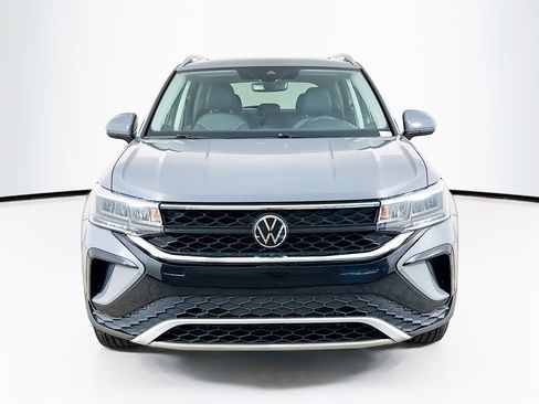 Used 2023 Volkswagen Taos SE w/ Panoramic Sunroof Package image 2