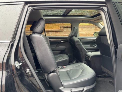 Used 2023 Toyota Highlander AWD image 10