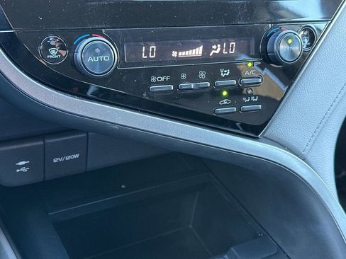 Used 2019 Toyota Camry LE FWD image 18